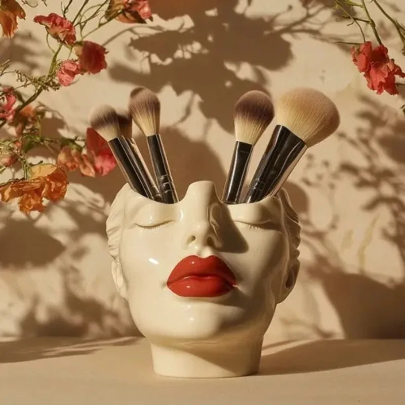 Madame Visage Brush Holder