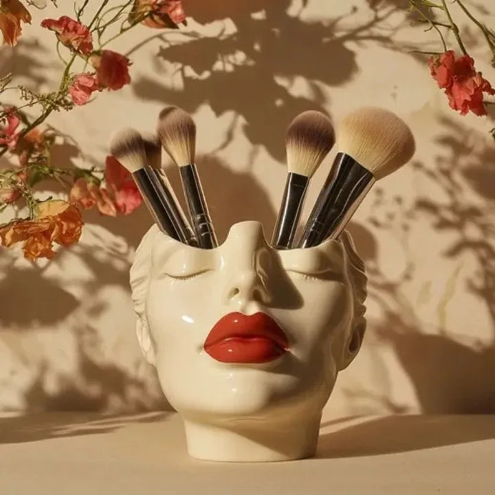 Madame Visage Brush Holder