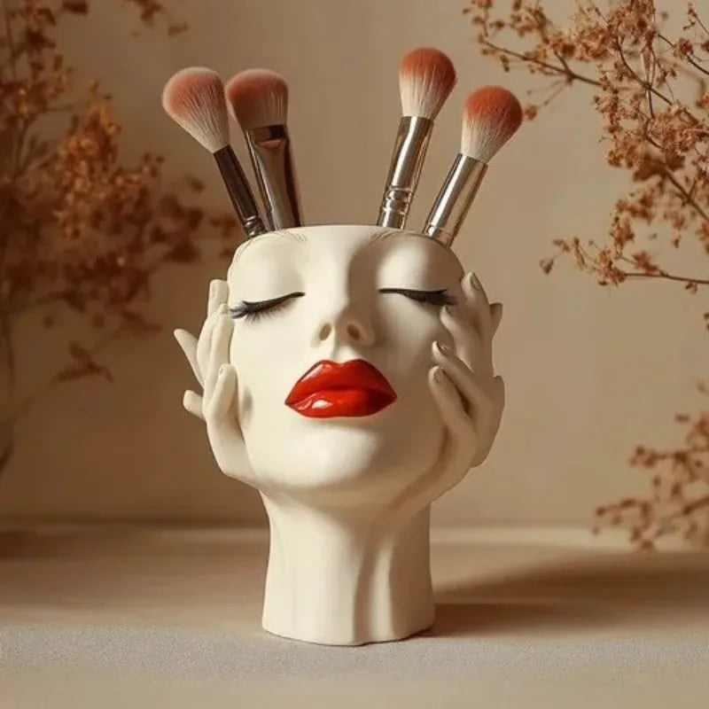 Madame Visage Brush Holder