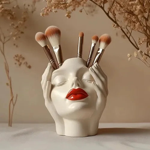 Madame Visage Brush Holder