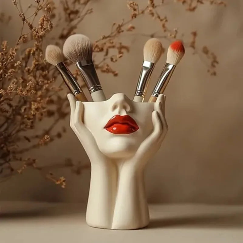 Madame Visage Brush Holder